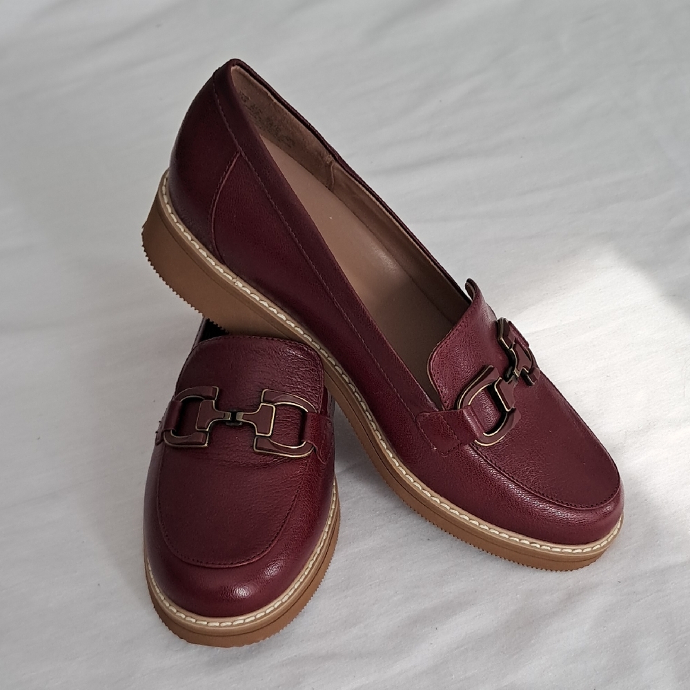 Naturalizer Theo Loafer. Womans Size 8. Cranberry.